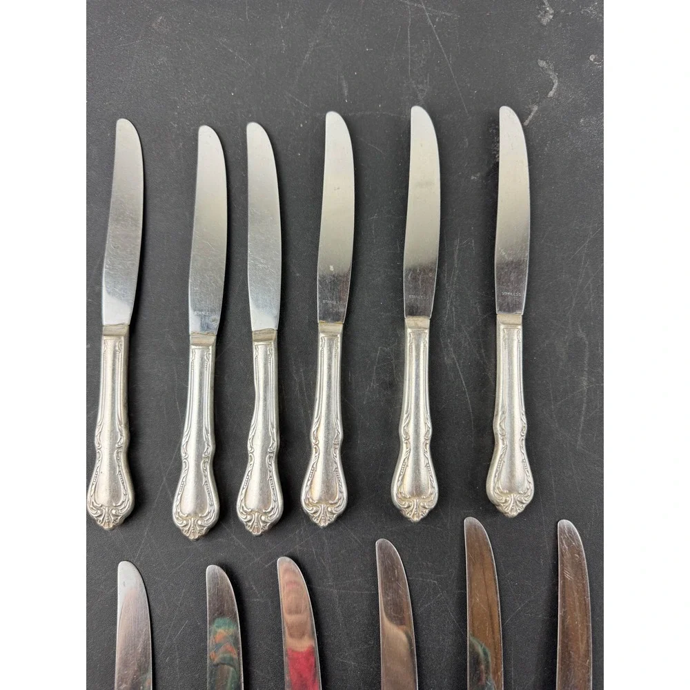 Vintage 12 Silverplate Dinner Knives Ornate Scroll‎ Pattern Stainless Blade